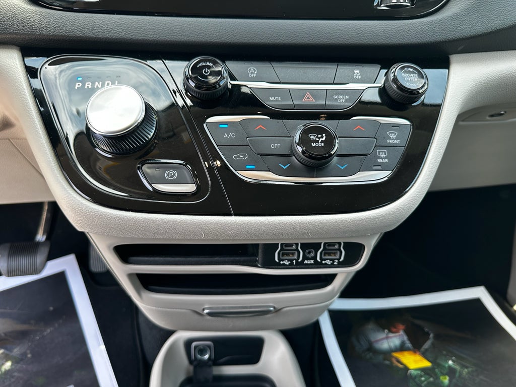 2023 Chrysler Voyager LX